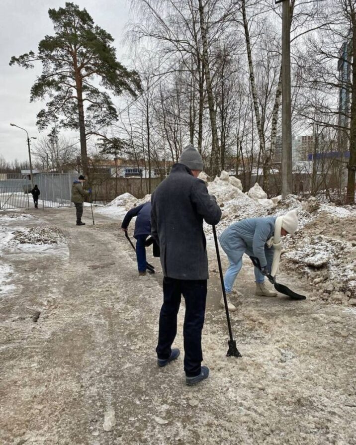 Жители Одинцово не дождались реакции от коммунальщиков и самостоятельно расчистили дорогу от наледи Новости Одинцово 