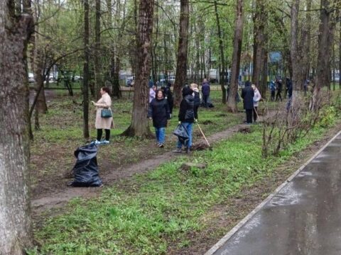 Жители города вместе с инспекторами ГУСТ убрали территорию сквера на улице Маршала Бирюзова Новости Одинцово 